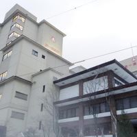 大きなホテル。温泉の湯気が漂ってます。