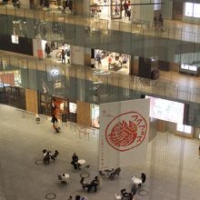 １階から５階まで吹き抜けになっているアトリウム