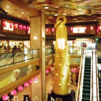 お土産店と,下の階にゲームコーナーや麺の店。