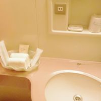 部屋の風呂内のアメニティは最小限。バスタオルも大浴場にあり。