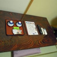 部屋に入るとお茶セット＆お断り書きの紙。仲居さんは来ません。