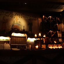 店内はかなり暗いです。