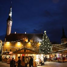 旧市庁舎とクリスマスツリー