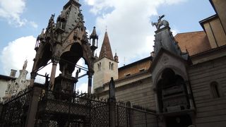 ゴシック様式の精巧な彫刻。ヒンズー教の…