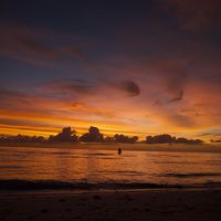 ホテル前のビーチから望む夕焼け