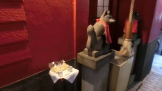 日も差さない小さなお稻荷さんだが、銀座ッ子の信仰を集める