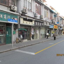 長屋住宅の１階は商店街が続く。