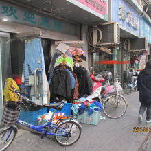 昔、紡績会社があったのか、衣料品店が多い。