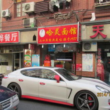 食堂前の高級車