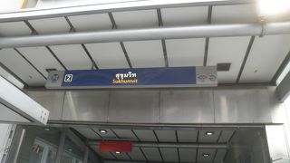 にぎやかな飲み屋街がある