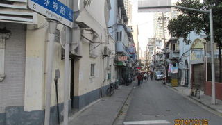 初期のフランス租界の永寿路は両側に長屋住宅の商店街が並んでいます。