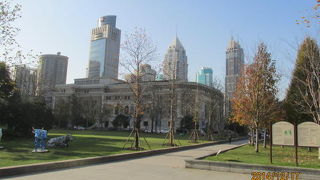 初期のフランス租界の西の端、西蔵南路は再開発された綺麗な街並みの中に歴史建築が残る。