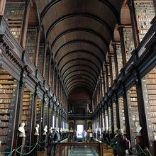 古書の香りに包まれるオールド・ライブラリーのロング・ルーム