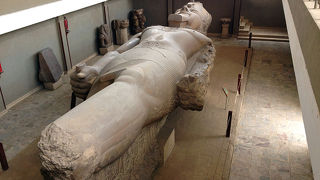 ラムセス2世の巨大像