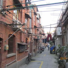 中は上に洗濯物、通路にバイク