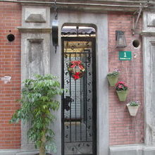 １号の入口のクリスマスリース。