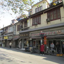 お馴染みの長屋住宅の商店街です。