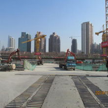 合肥路を渡ると広大な再開発工事中。