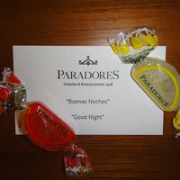 ベッドサイドにはターンダウンの飴ちゃんが