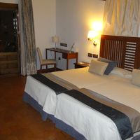 窓の向こうのはバルコニーからトレドの夜景が一望