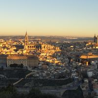 泊まらないと見られない、朝焼けのトレド