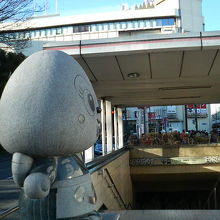 JR浦和駅の西口（伊勢丹のある側）のそばにいます。