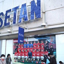 入口横にレッズ選手の集合写真のパネルがあります。