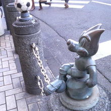 デパート前にはサッカーボールやレッズのマスコットもいます。