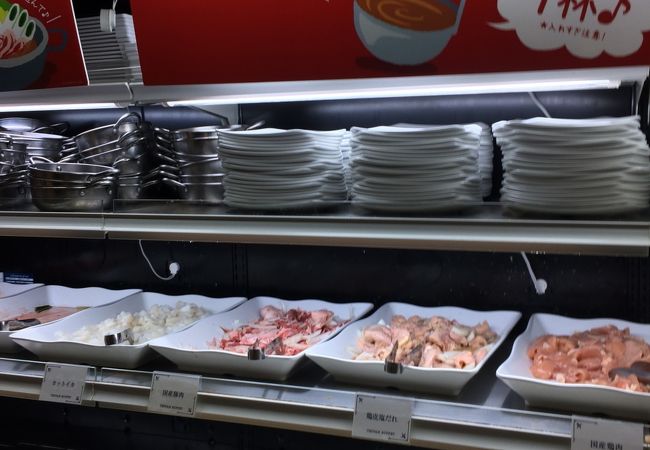 大阪府堺市中区深坂に有ります。このお店、リーズナブルに肉や野菜、うどん、そしてあげものを食べたい時に、行ってみてください。