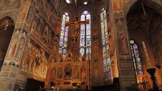 著名人の記念碑が多数有り！サン・ロレンツォ教会と比べると…