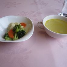 バイキングの温野菜サラダと野菜スープ