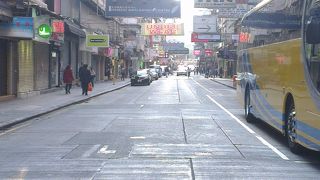 通りに面して、洋服や化粧品店がずらり！