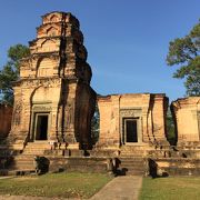 赤茶のヒンドゥー寺院