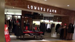 若い女性向けの可愛いお洋服のお店