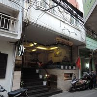 出入り口に面したイェンタイロードは狭いです