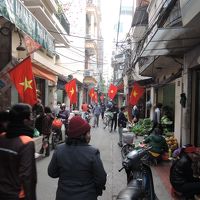 ホテルの面するイェンタイロードは活気あふれる市場街