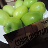 客室の果物は毎日補充されます。ナイフもあり。