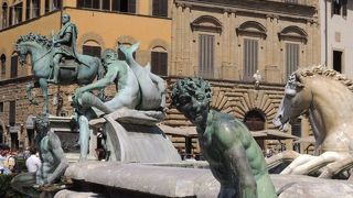 ダビデ像の横にある噴水と彫刻群。噴水の近くには…