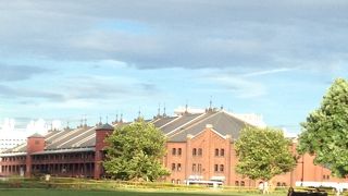 真夏は日が暮れてからの観光がベターです