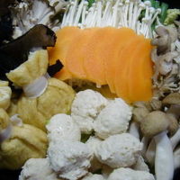 仙人鍋には岩茸・栃餅・つくね等が入っております。