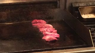 カウンター席においては、暖かいスープの提供が有るので、それを飲みながら、プロの焼き方をじっくりと見る事ができるそんなお店です