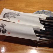 お箸を包む紙には、魚が印刷されていて、それぞれ異なるデザイン画が有るので、見た目にも楽しめるお寿司屋さんです。