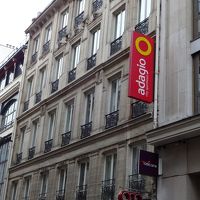 細い路地裏ですが、赤い看板ですぐにわかります。