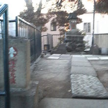 富士講らしく、石段の先には小さな塚があるだけです。