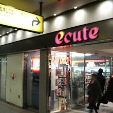 コンビニなどちょっと立ち寄るのにちょうどいいお店が多いです。