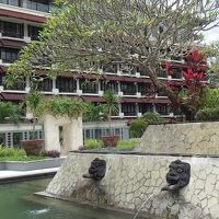 中庭のプールサイドより