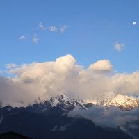 雲の中に梅里雪山の頂きがある