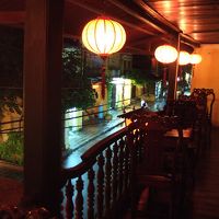 ホイアンのメインストリートに面したバルコニー