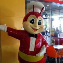 1Fにはジョリービーなどファストフードが何店舗か