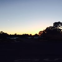 ロッジから出て駐車場を臨む